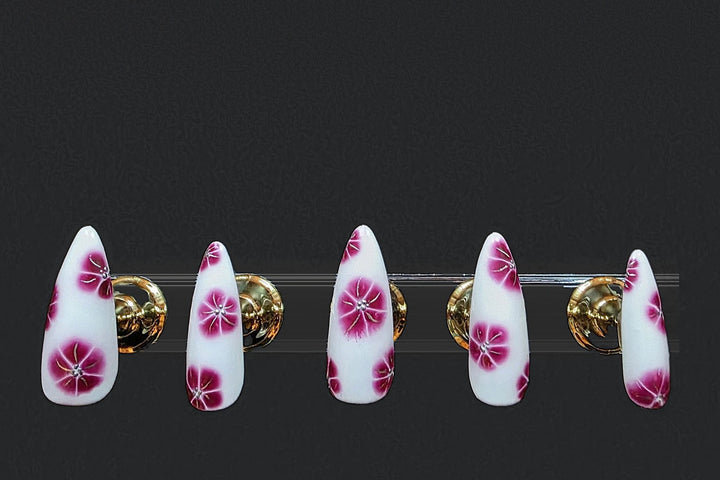 Press-on nails Fleurs magenta, peints à la main – Alkemia Studio