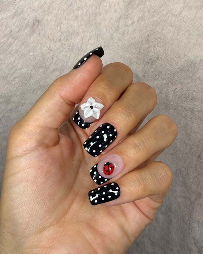 Press-on nails Pois noirs