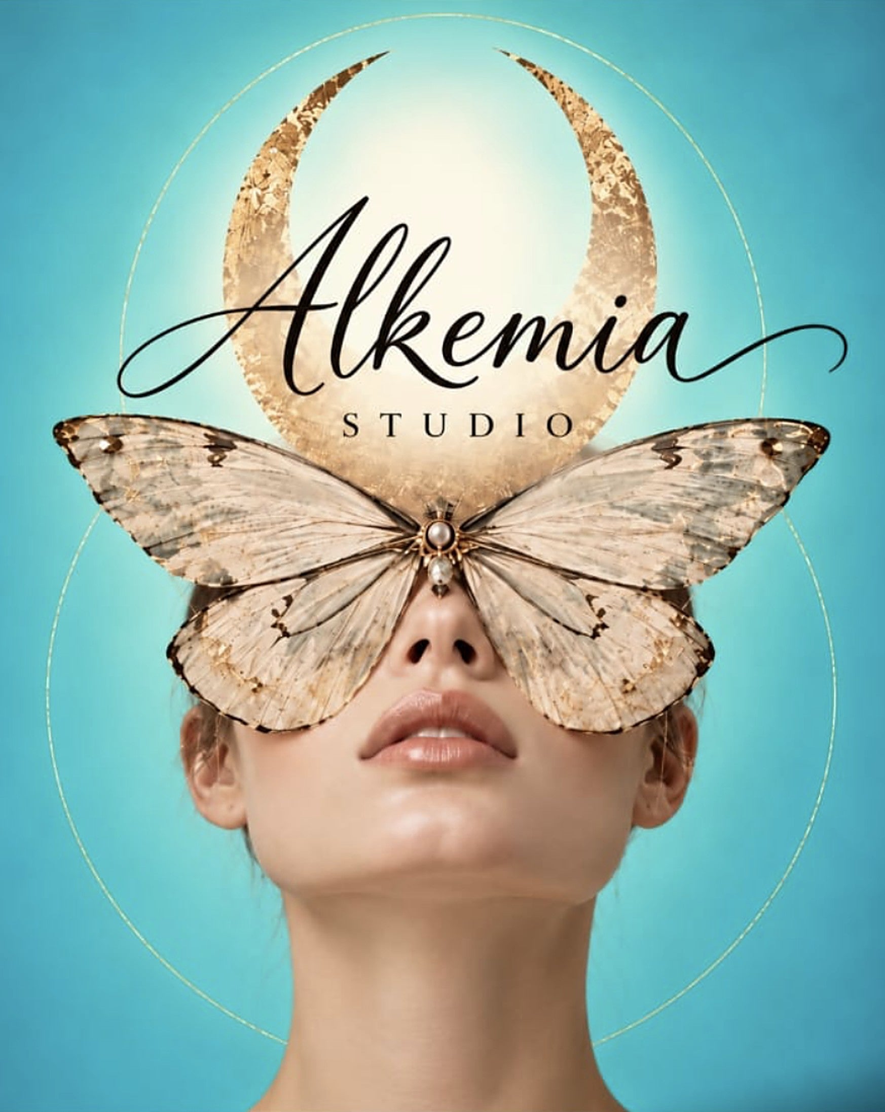 Logo Alkemia Studio : croissant de lune doré, papillon et visage sur fond turquoise
