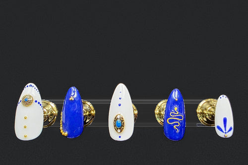 Press-on nails Bleu cobalt & bijoux, peints à la main – Alkemia Studio