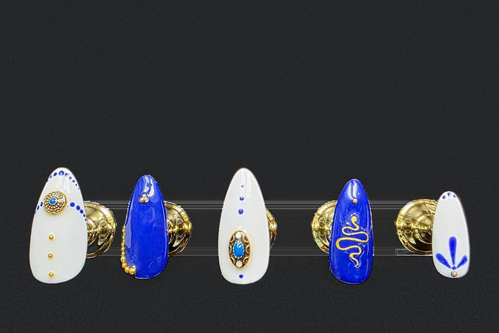 Press-on nails Bleu cobalt & bijoux, peints à la main – Alkemia Studio