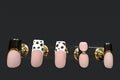 Press-on nails Noir & nude à pois, peints à la main – Alkemia Studio