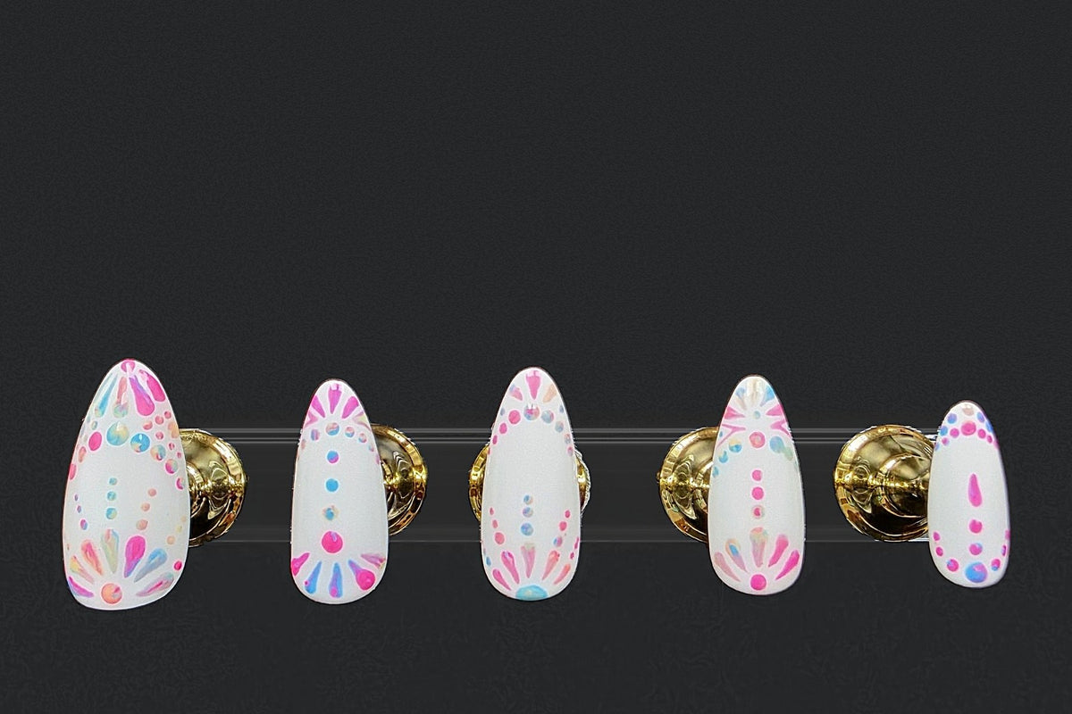 Press-on nails Blanc multicolore, peints à la main – Alkemia Studio