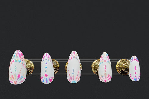 Press-on nails Blanc multicolore, peints à la main – Alkemia Studio