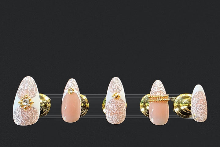 Press-on nails Dentelle blanche, peints à la main – Alkemia Studio