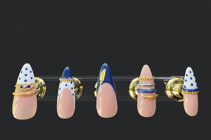 Press-on nails Blanc à pois bleus, peints à la main – Alkemia Studio
