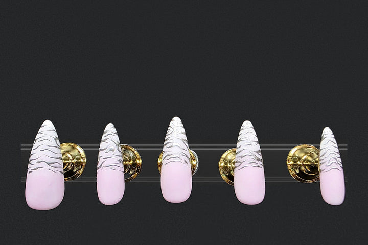 Press-on nails Rose pâle zébrures argent, peints à la main – Alkemia Studio