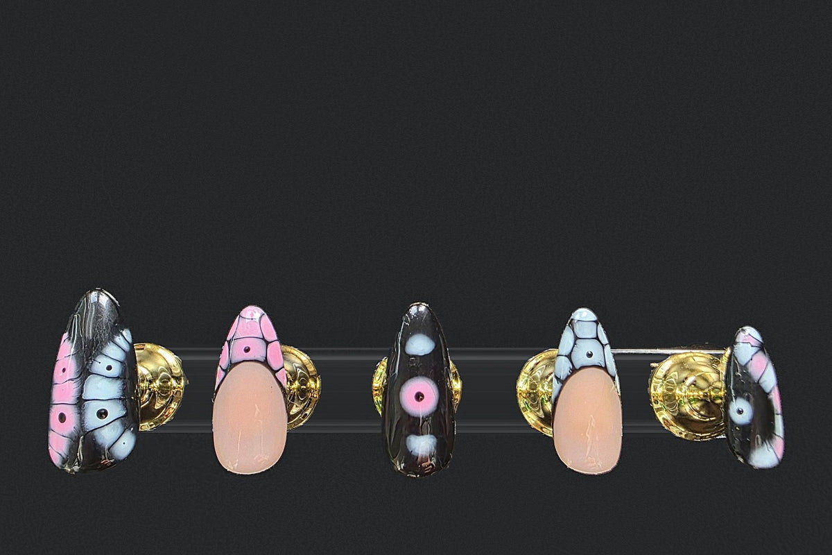 Press-on nails Noir, rose & bleu, peints à la main – Alkemia Studio