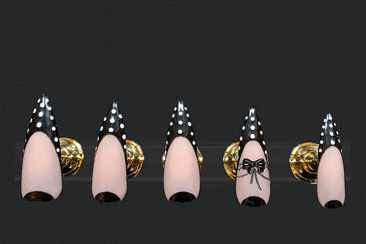 Press-on nails Pois & nœud, peints à la main – Alkemia Studio