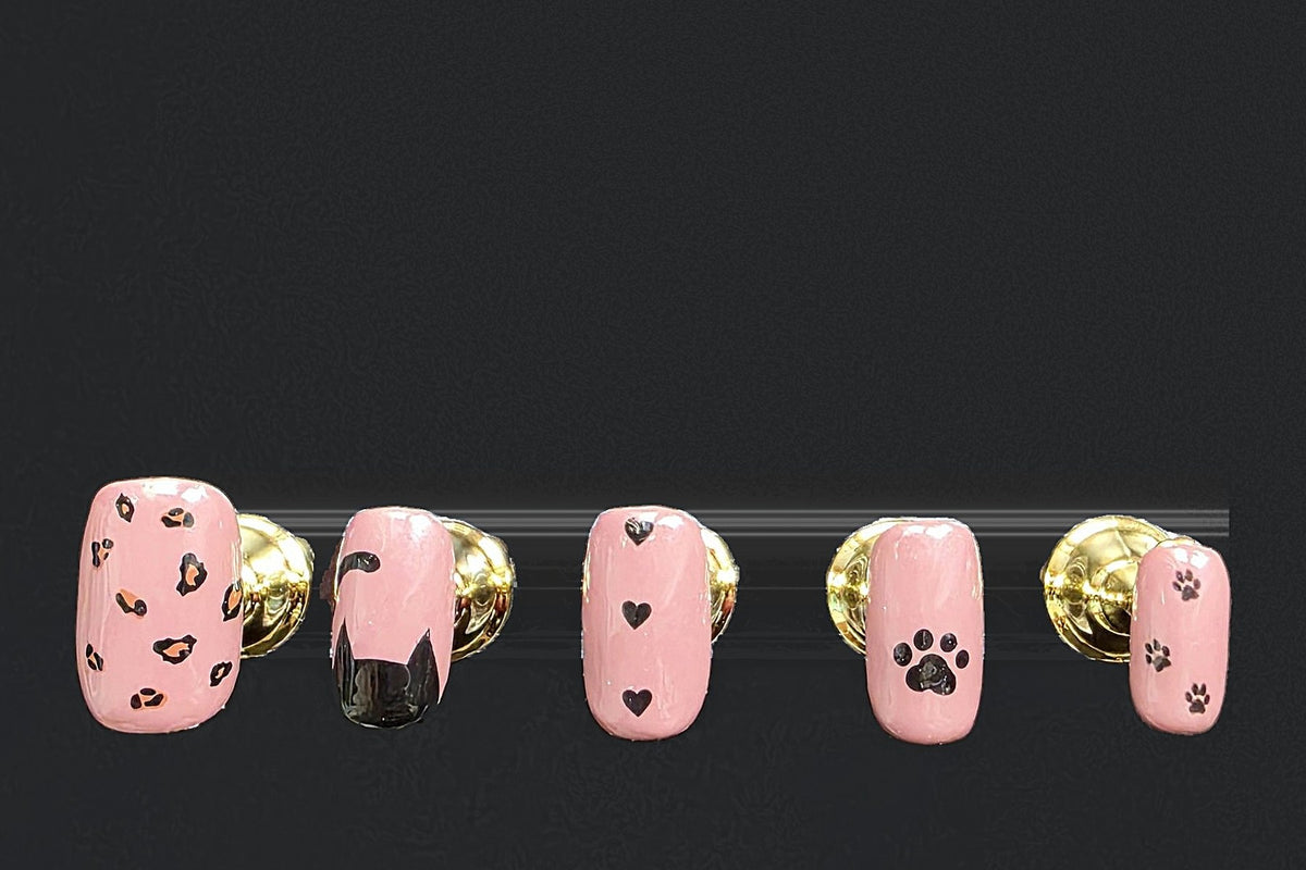 Press-on nails Chat rose, peints à la main – Alkemia Studio