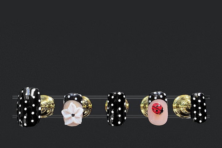 Press-on nails Pois coccinelle, peints à la main – Alkemia Studio