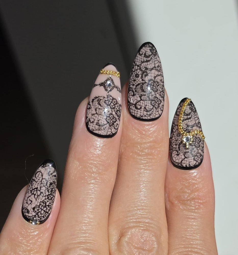 Press-on nails Dentelle noire & or, création Alkemia Studio
