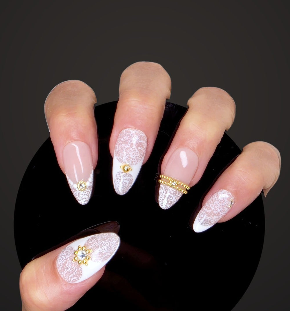 Press-on nails nude et dentelle peints à la main à Vevey