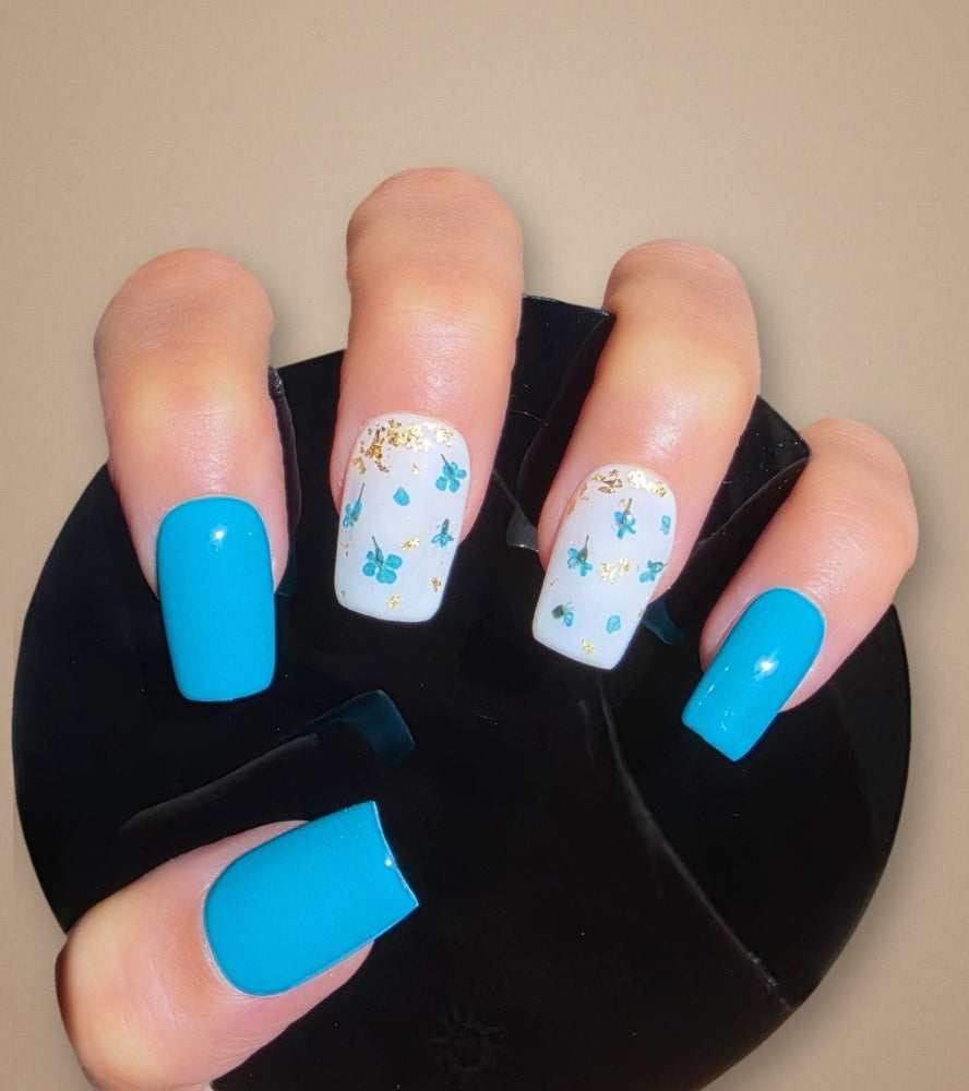 Press-on nails Bleu azur, création Alkemia Studio