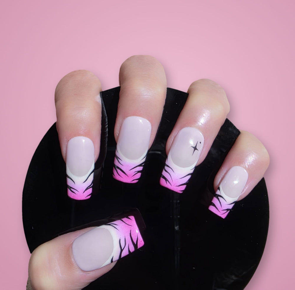 Press-on nails French rose, création Alkemia Studio