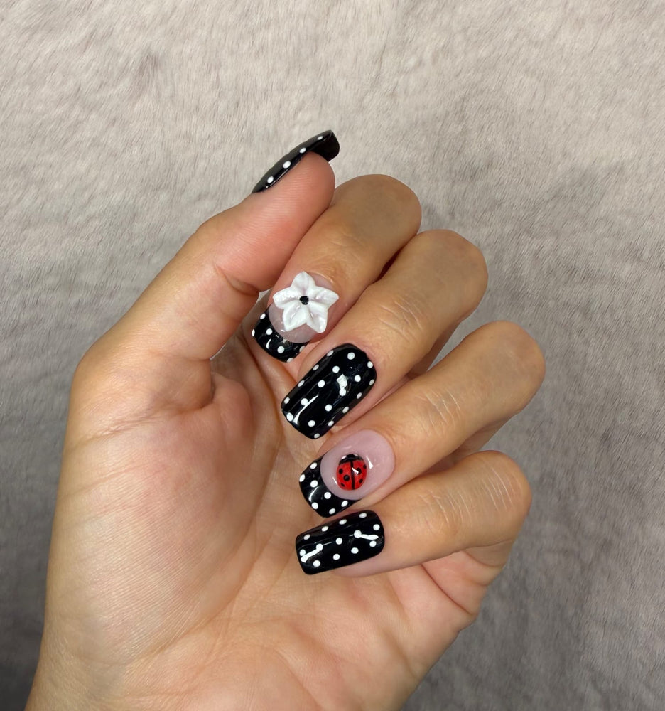 Press-on nails Pois noirs, création Alkemia Studio