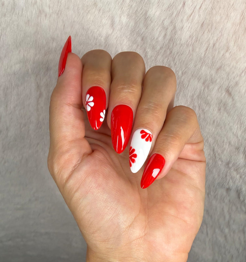 Press-on nails Fleurs rouges, création Alkemia Studio
